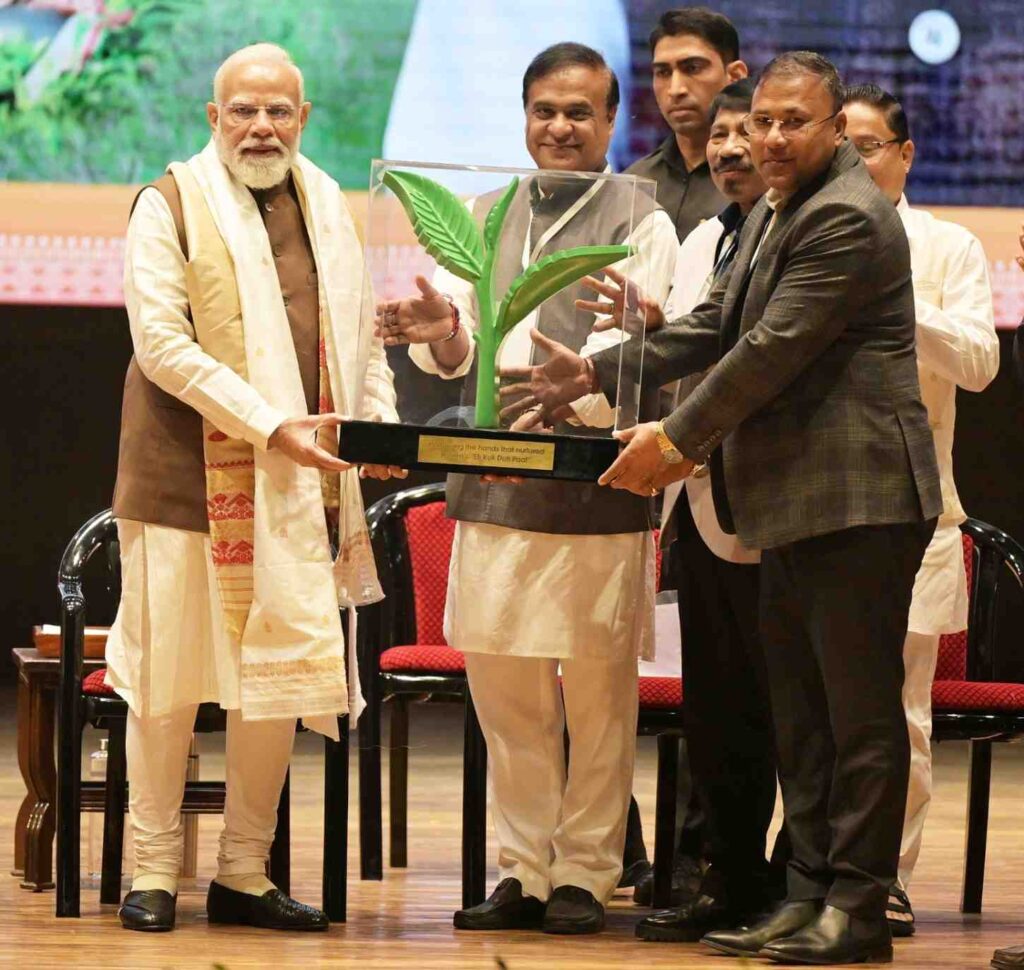 3D printed award by 3D Paradise presented by Assam CM Himanta Biswa Sarma to PM Narendra Modi