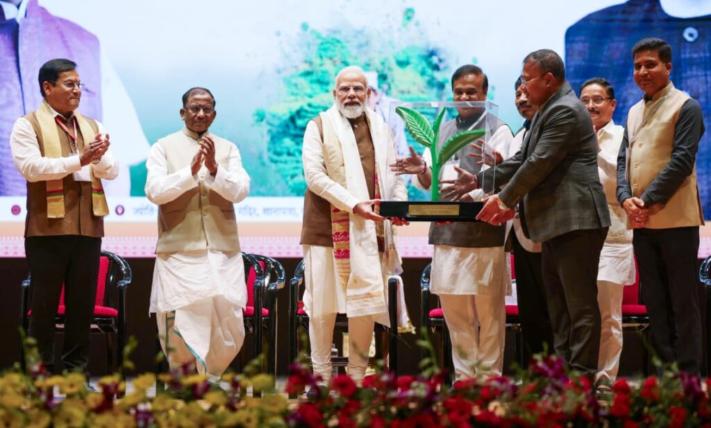 3D printed award by 3D Paradise presented by Assam CM Himanta Biswa Sarma to PM Narendra Modi